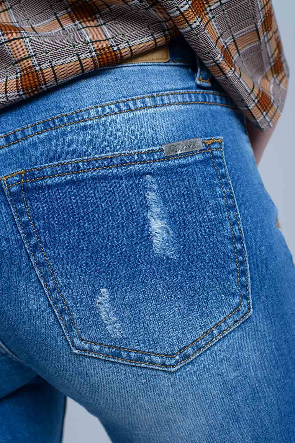 Jean maigre avec des déchirures sur les jambes