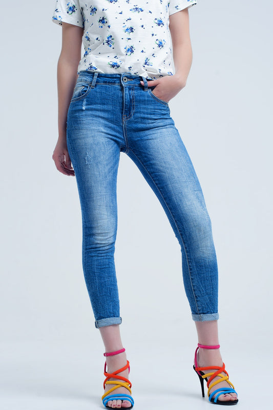 Jean skinny aux couleurs et rides usées