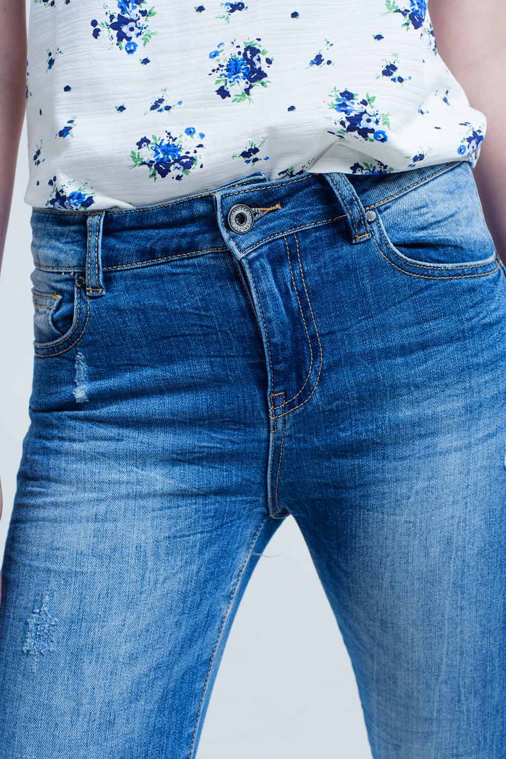 Jean skinny aux couleurs et rides usées