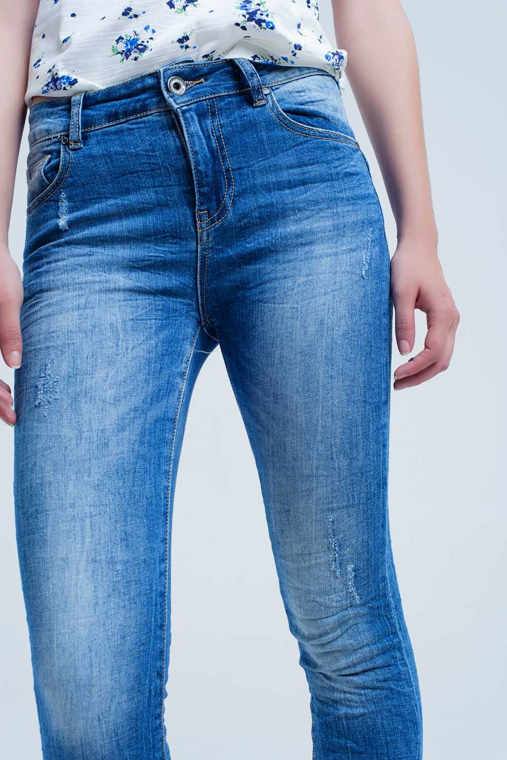 Jean skinny aux couleurs et rides usées