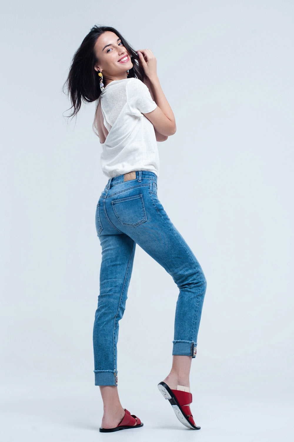 Jean droit à la cheville avec détail en cristal