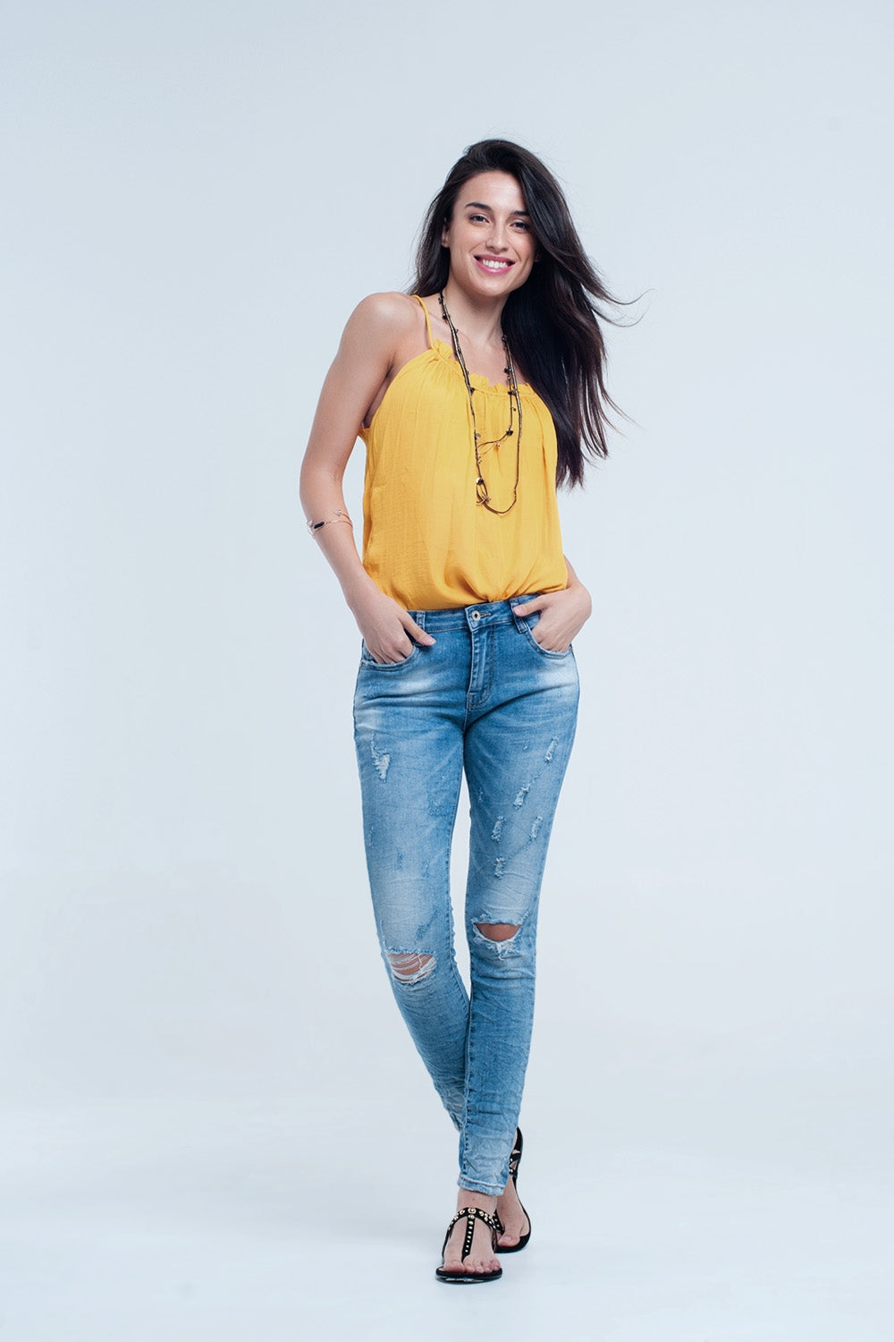 Jeans skinny à mi-lavage avec déchirures au genou