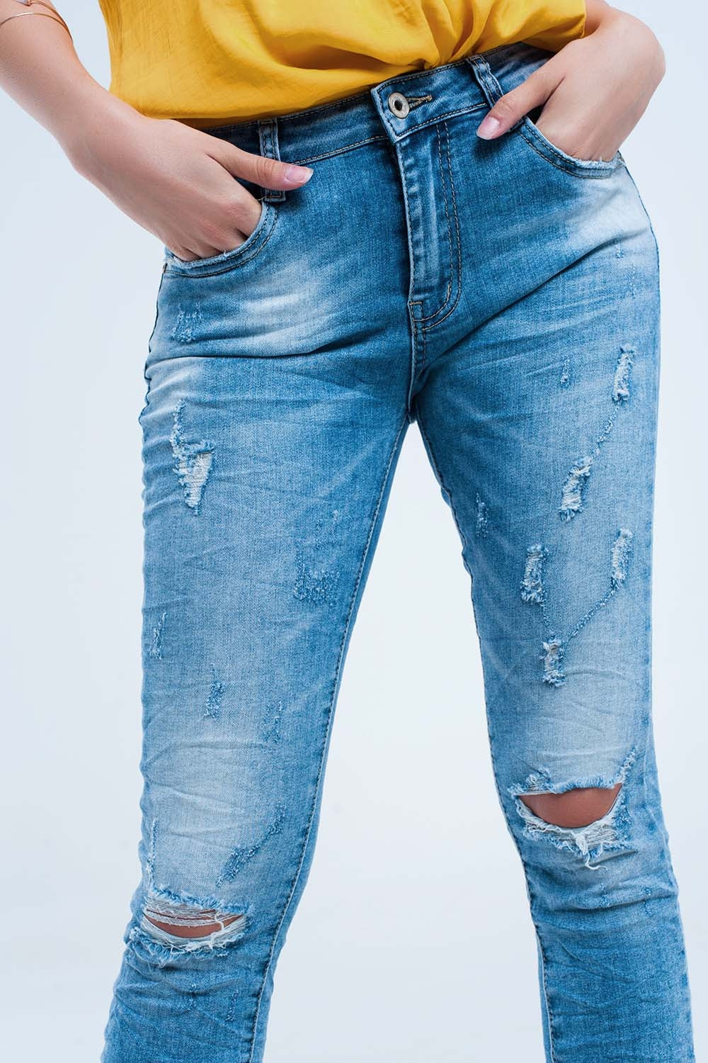 Jeans skinny à mi-lavage avec déchirures au genou