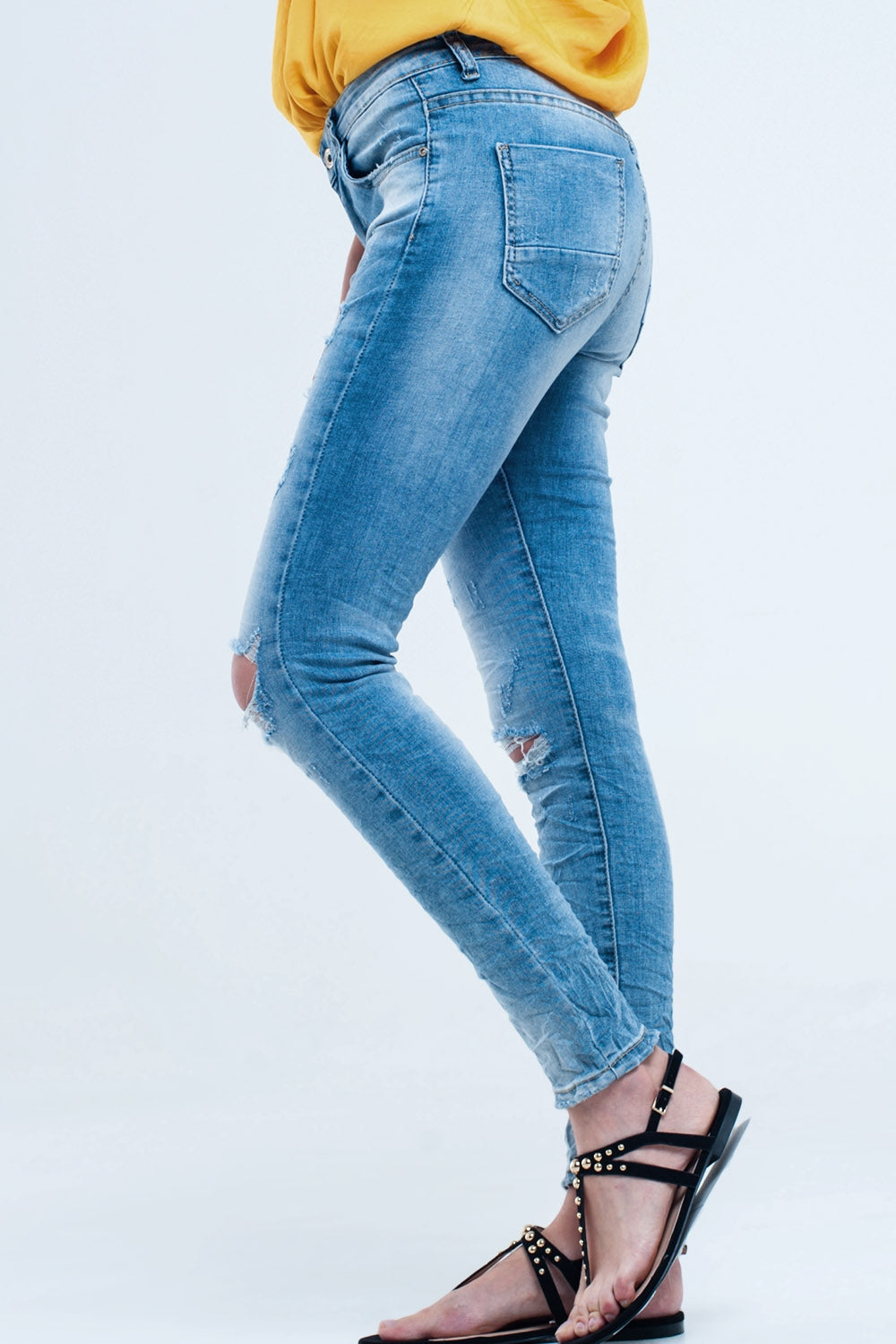 Jeans skinny à mi-lavage avec déchirures au genou