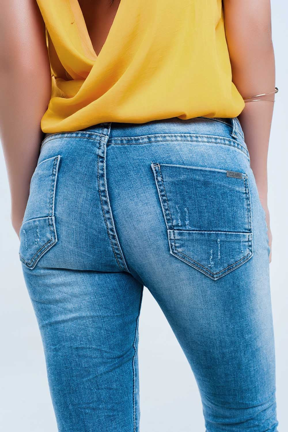Jeans skinny à mi-lavage avec déchirures au genou