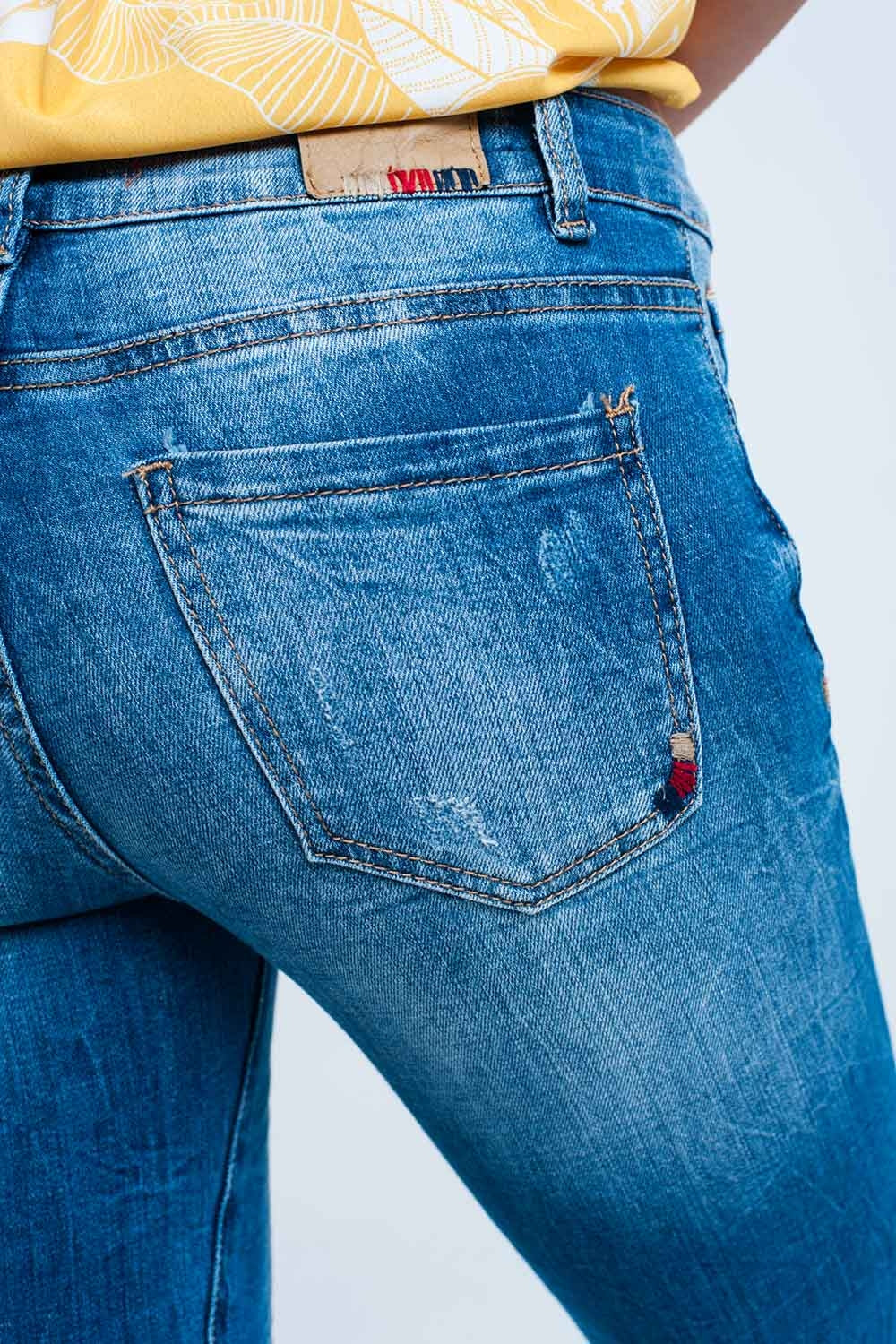 Jeans ajustés Lavage moyen avec déchirures
