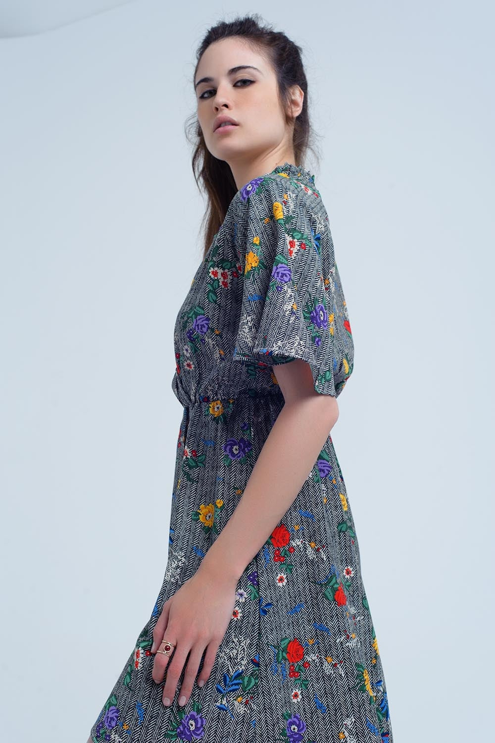 Mini robe avec ouverture et fleurs en couleurs imprimées