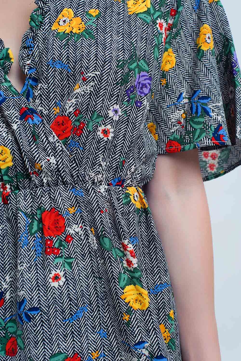 Mini robe avec ouverture et fleurs en couleurs imprimées