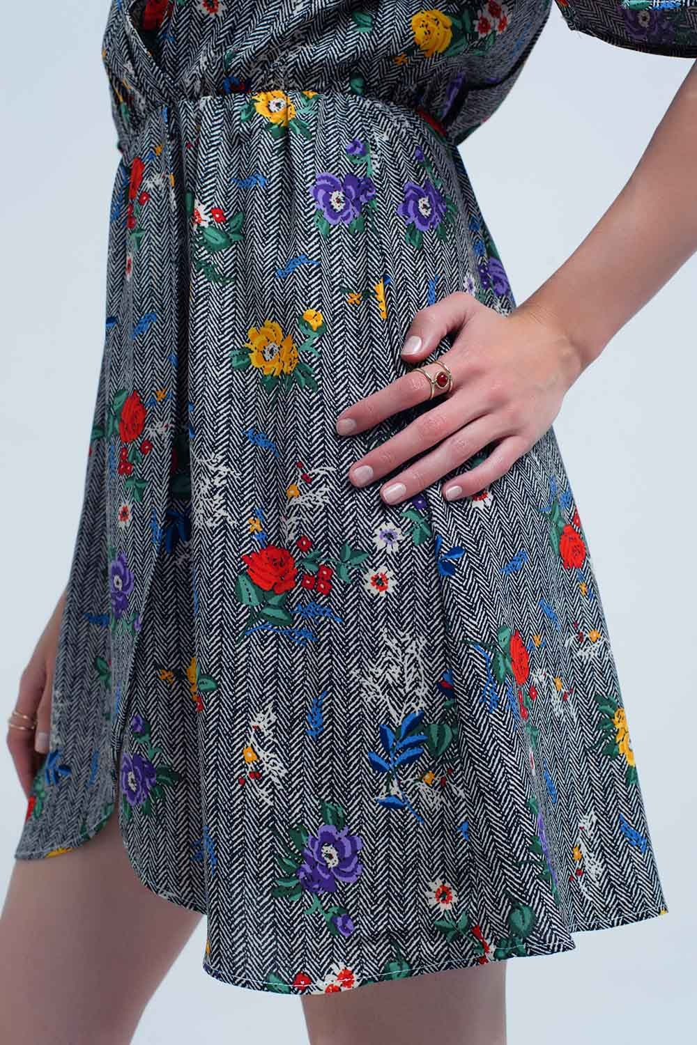 Mini robe avec ouverture et fleurs en couleurs imprimées