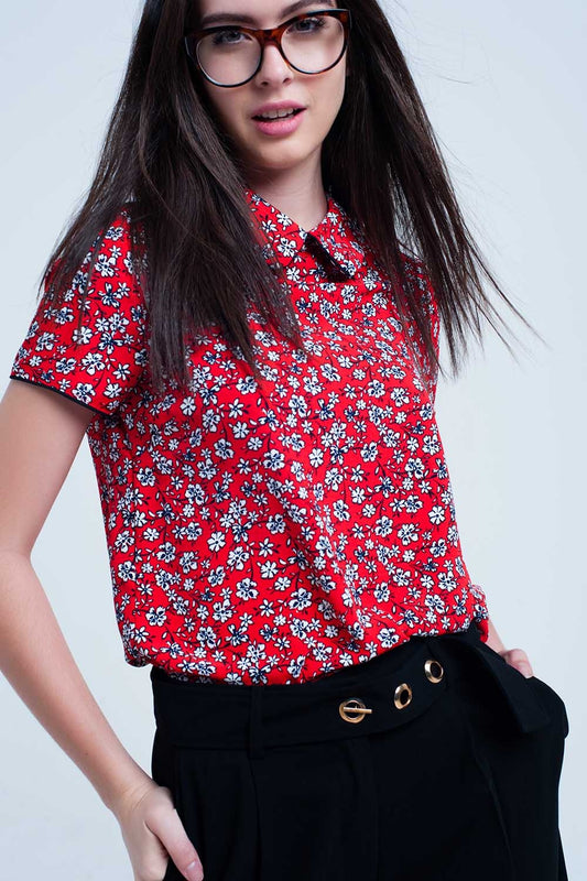 Chemise rouge avec des fleurs blanches