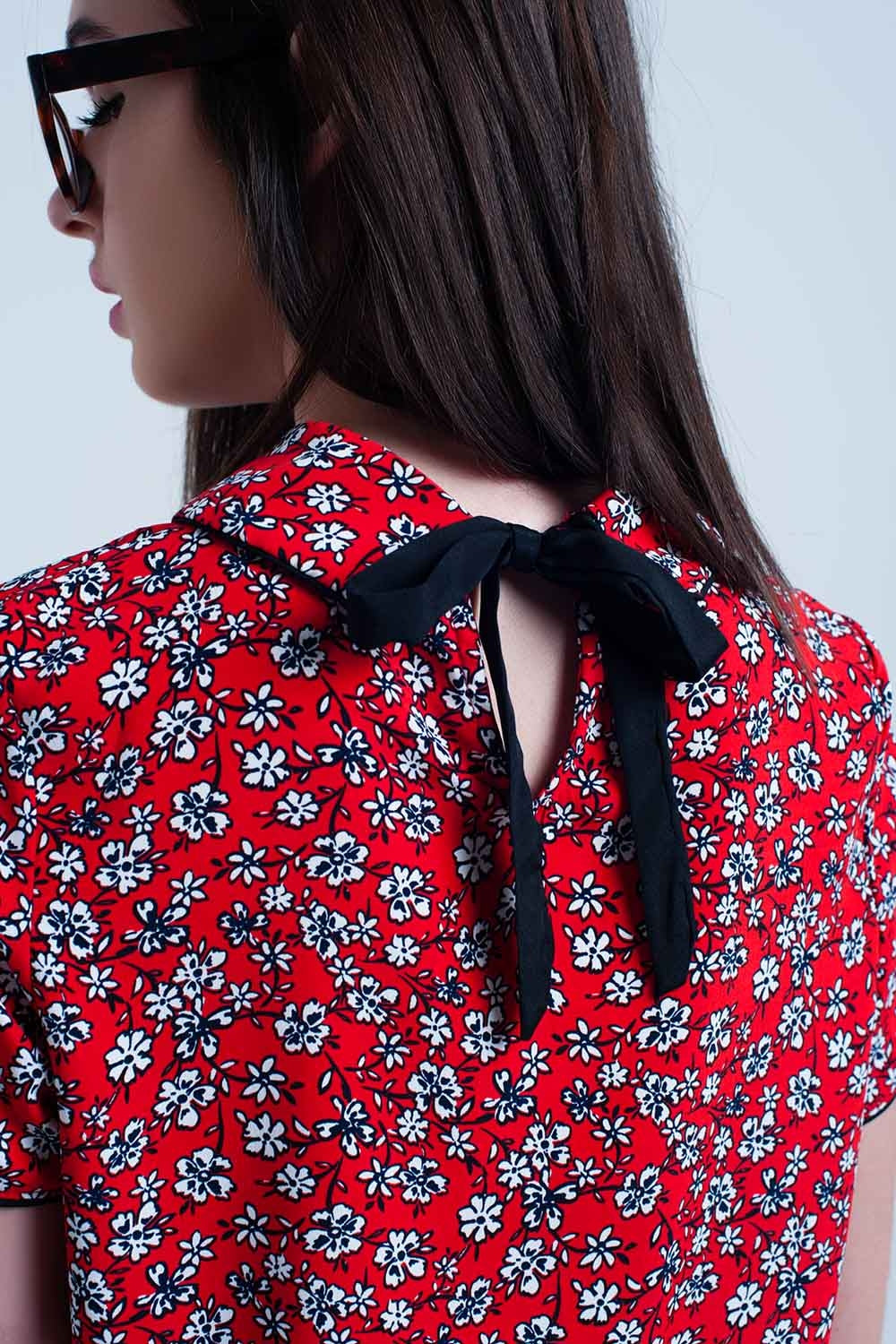 Chemise rouge avec des fleurs blanches