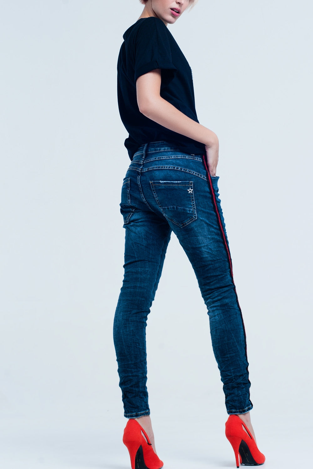Jean bleu boyfriend  foncé avec bande latérale rouge