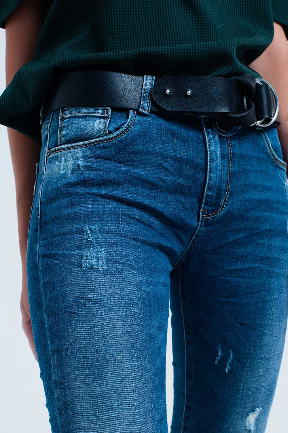 Jean skinny bleu avec des déchirures