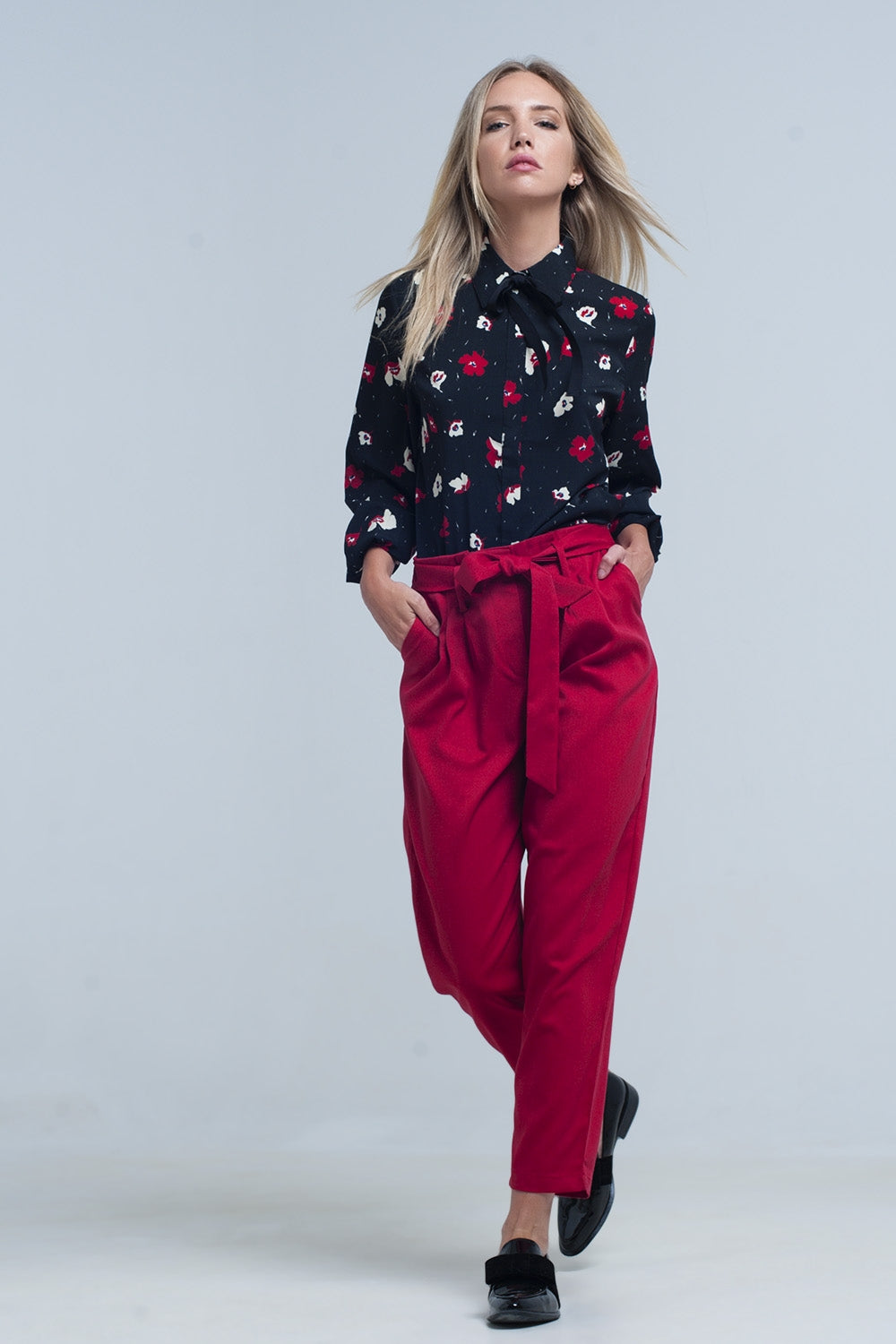 Chemise noire avec des fleurs rouges et blanches
