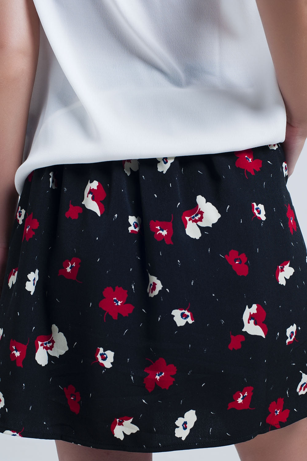 Mini jupe noire à motif floral