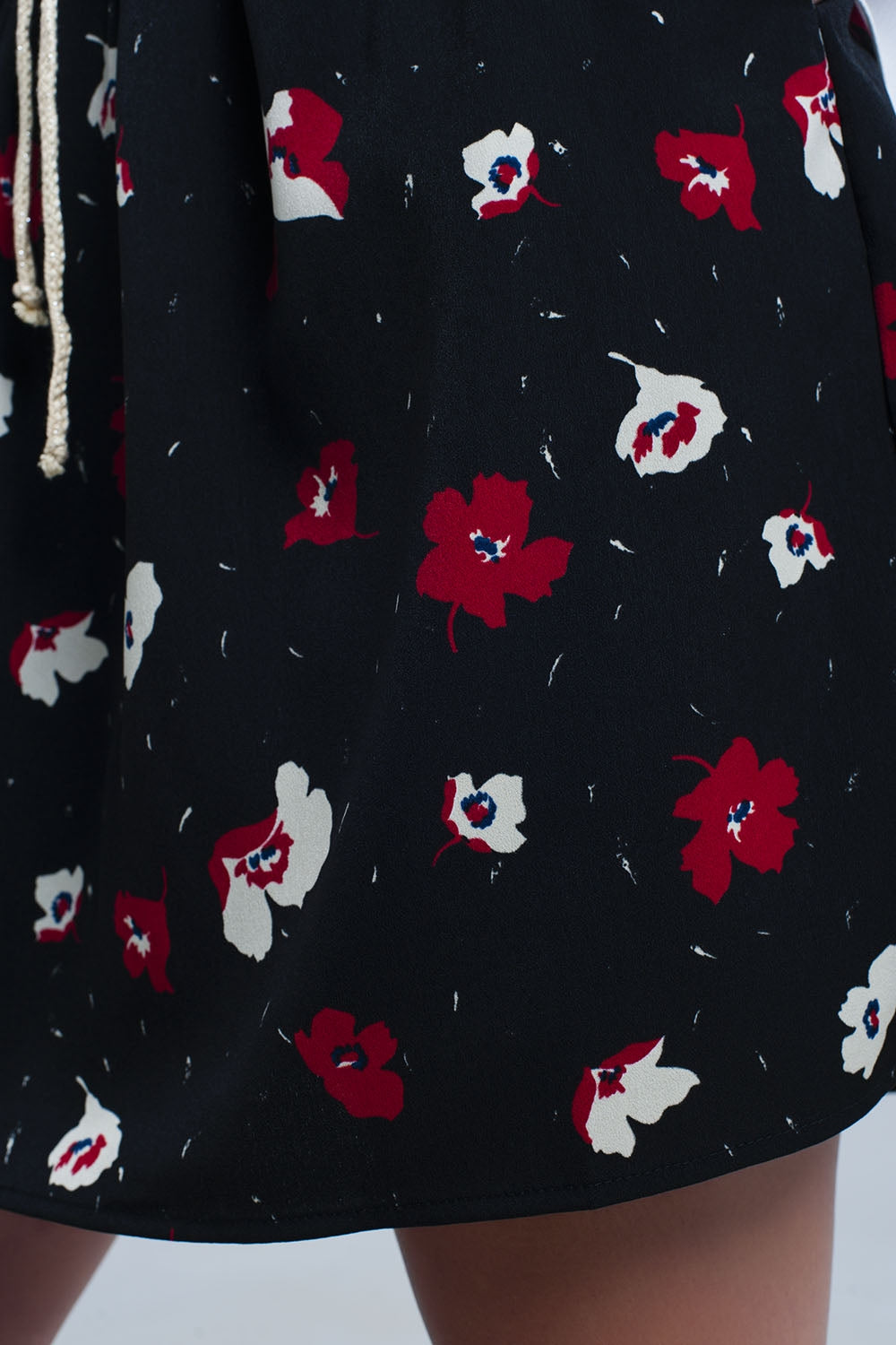 Mini jupe noire à motif floral