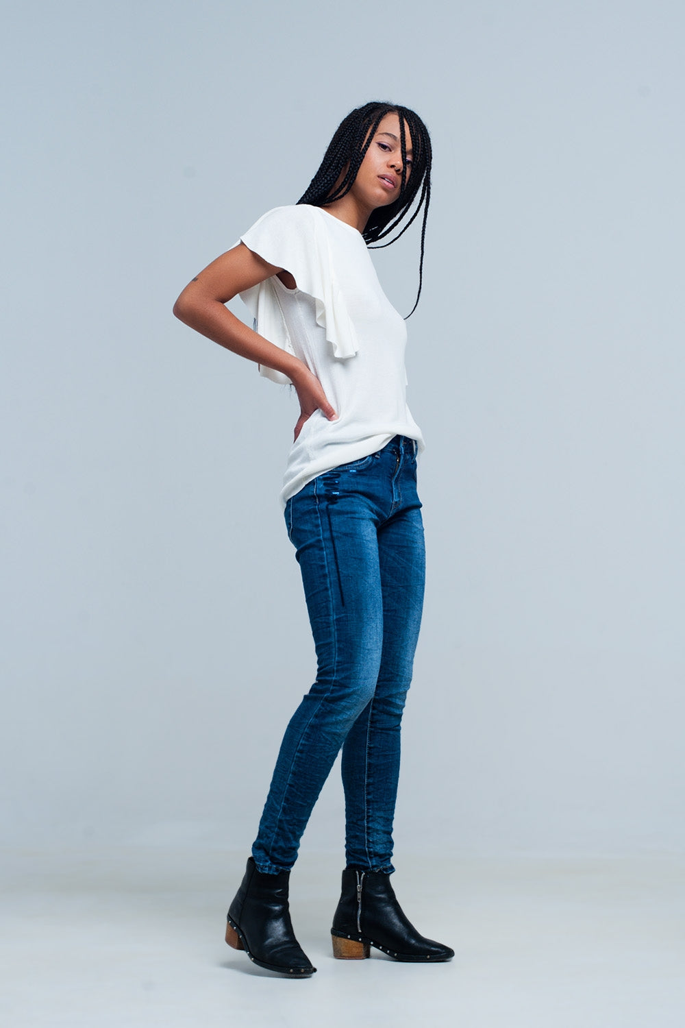 Pull blanc avec des détails de volants
