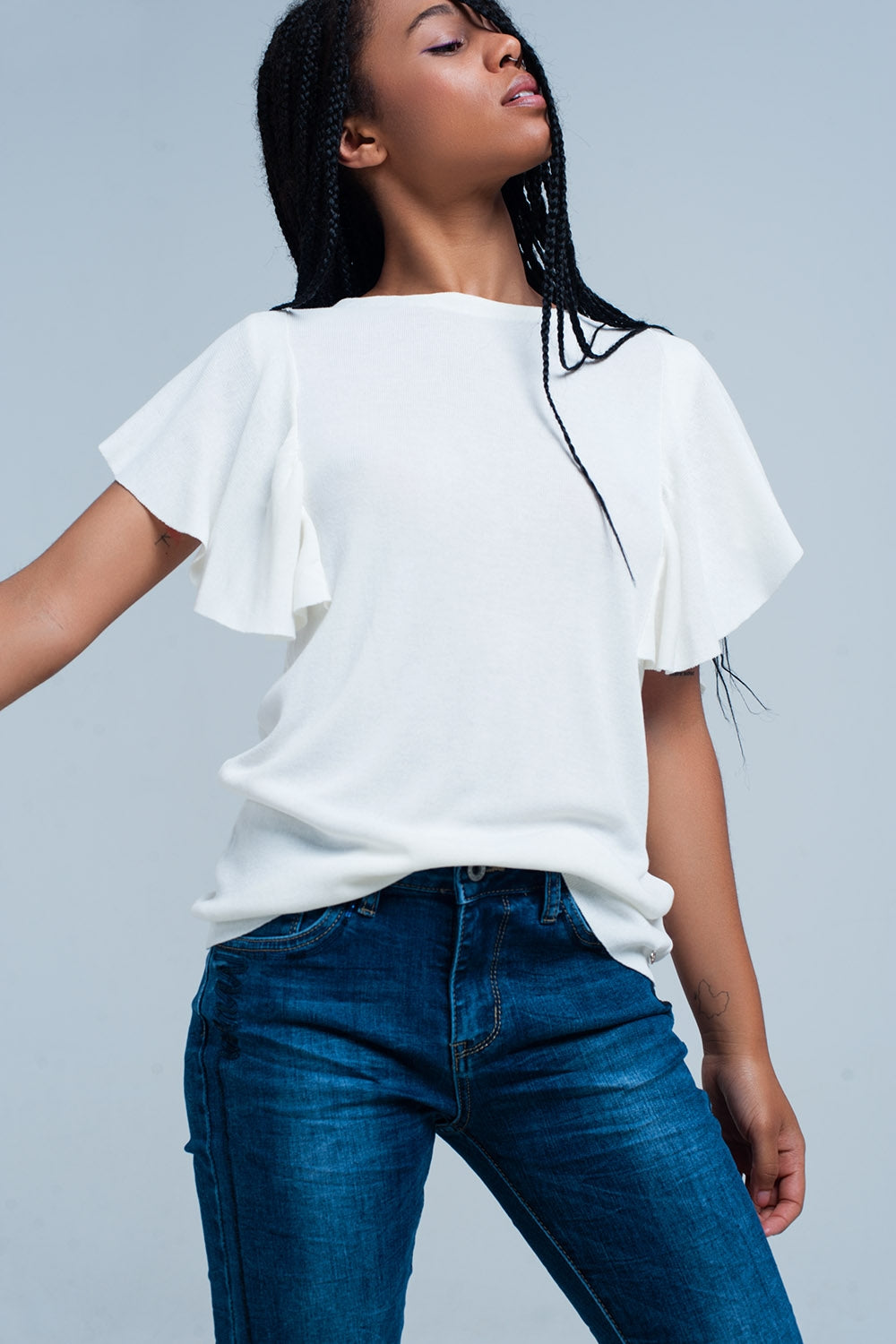 Pull blanc avec des détails de volants