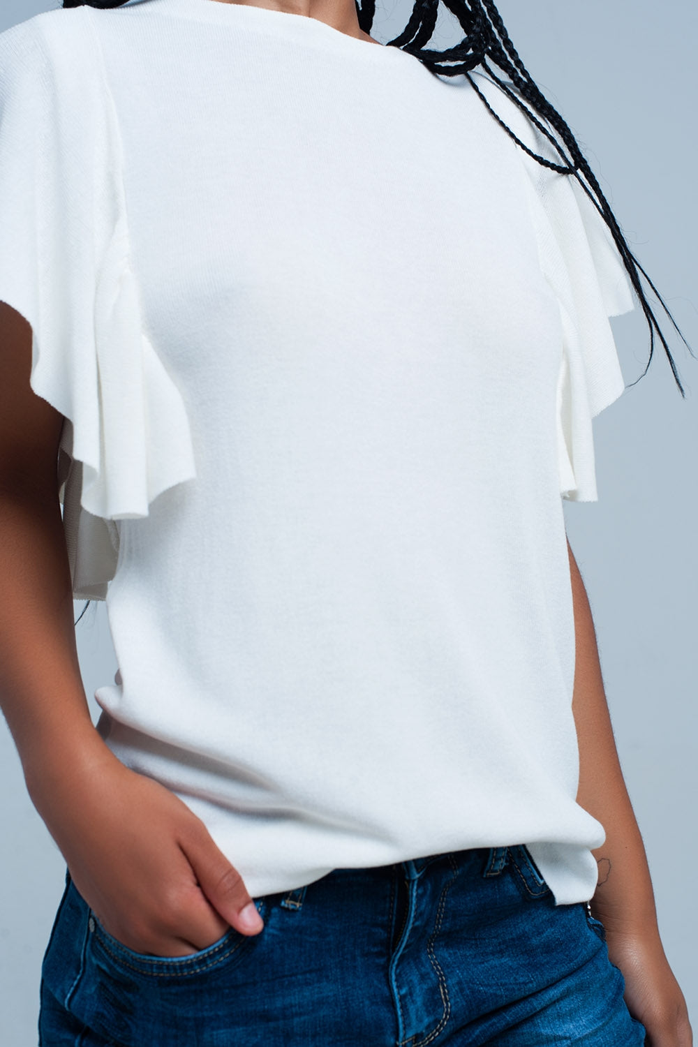 Pull blanc avec des détails de volants