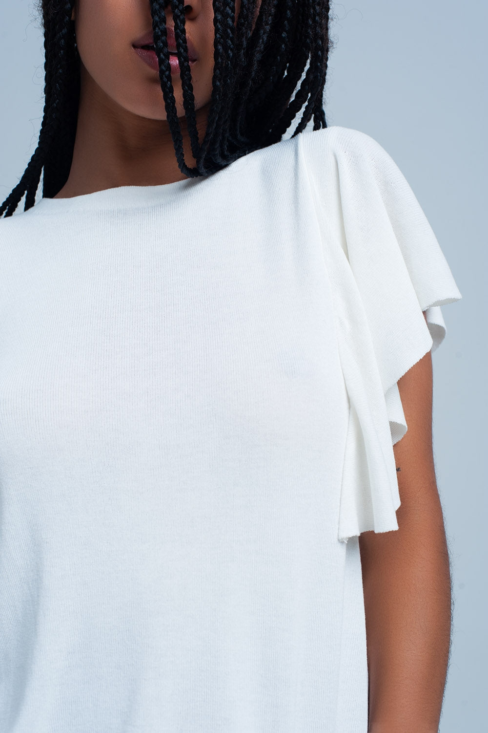 Pull blanc avec des détails de volants