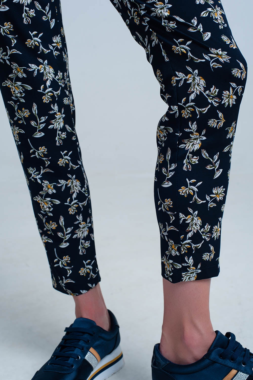 pantalon bleu Imprimé flora avec une ceinture