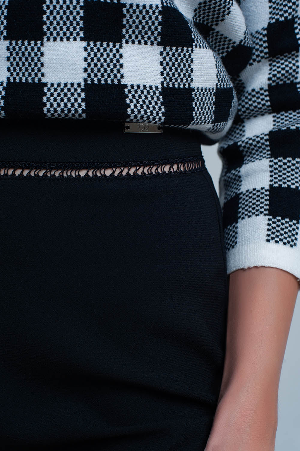 Short court noir avec des détails en dentelle