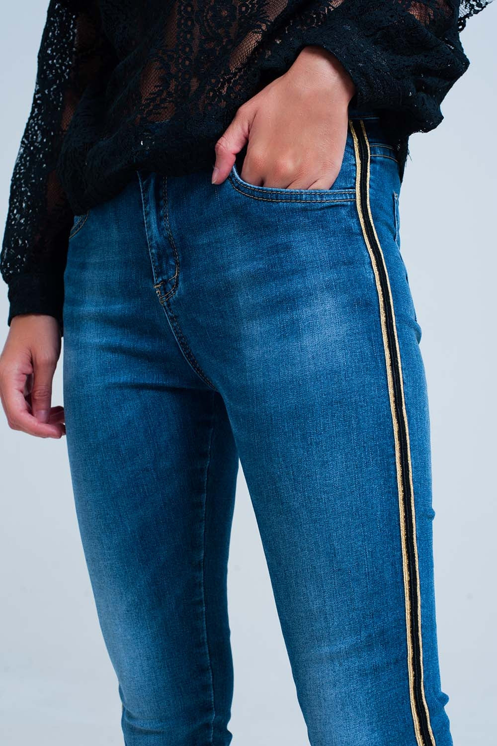 Pantalon en denim bleu avec bande latérale en or et noir
