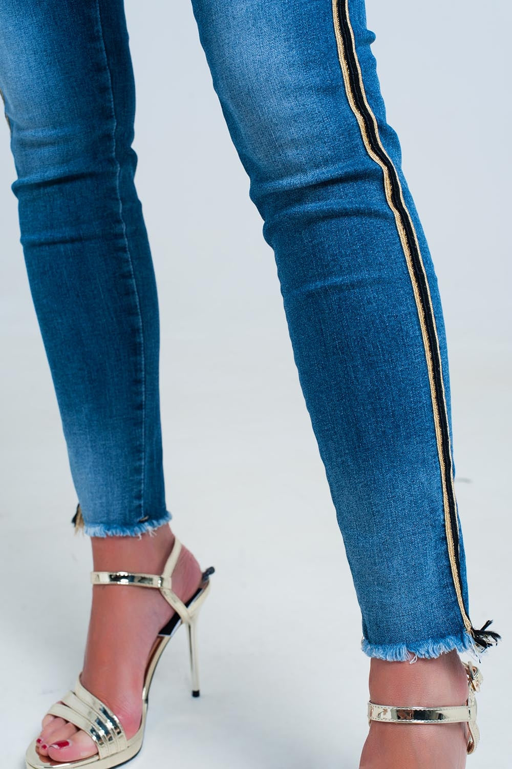 Pantalon en denim bleu avec bande latérale en or et noir