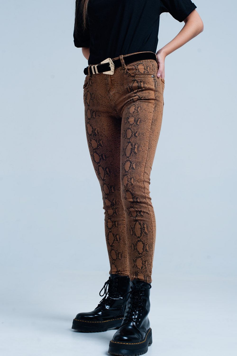 Pantalon slim orange à imprimé serpent