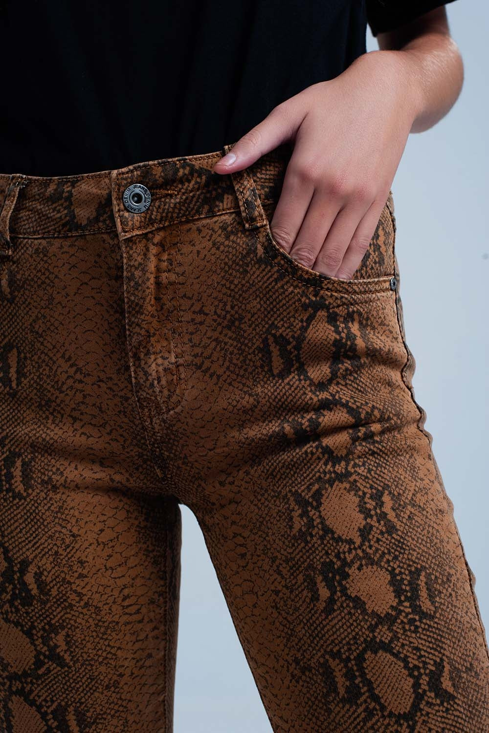 Pantalon slim orange à imprimé serpent