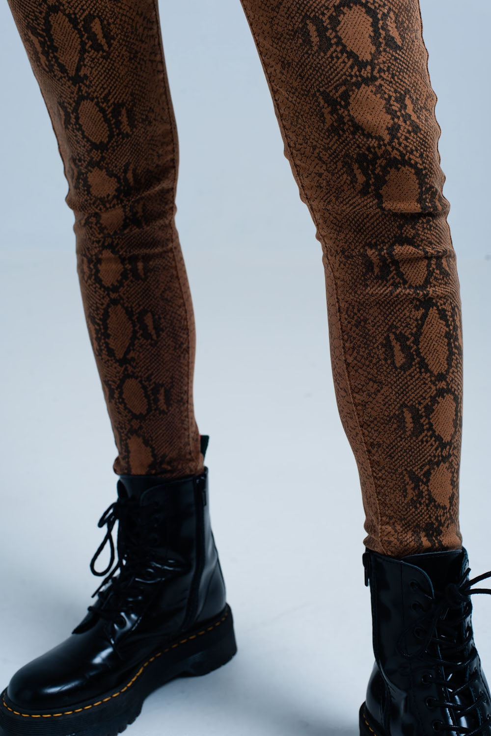 Pantalon slim orange à imprimé serpent