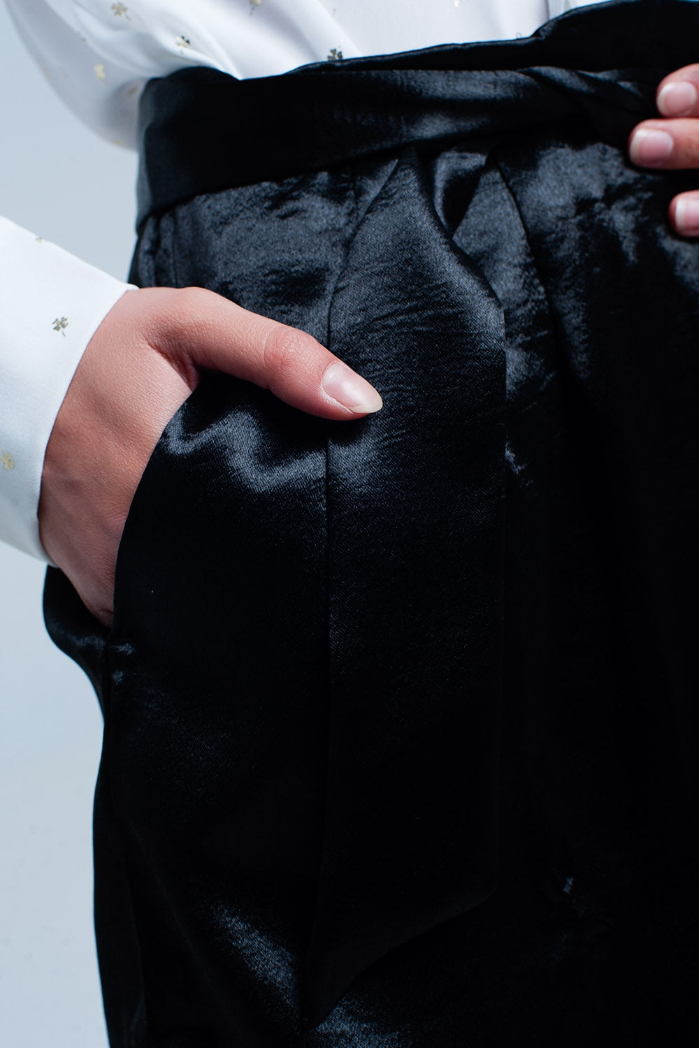 Short en satin noir avec une bande à la taille
