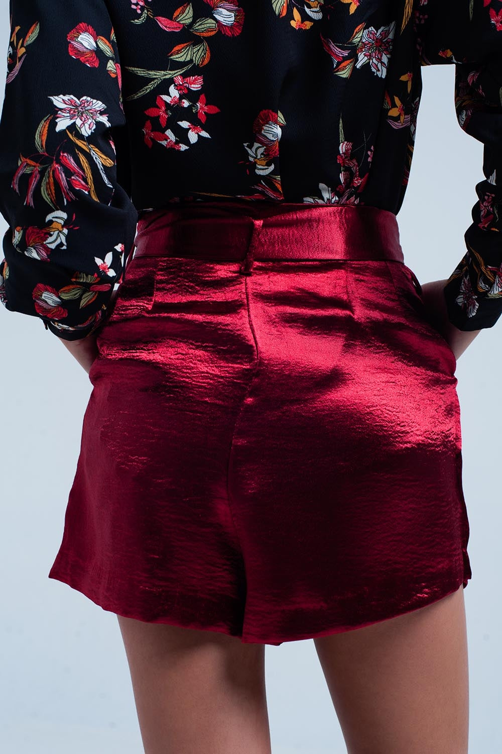 Shorts en satin rouge avec une bande à la taille
