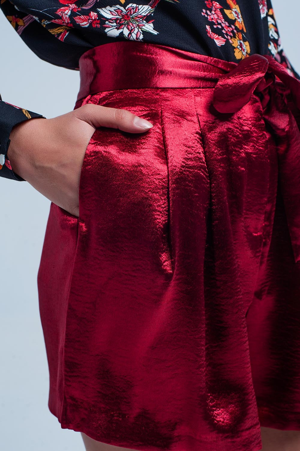 Shorts en satin rouge avec une bande à la taille