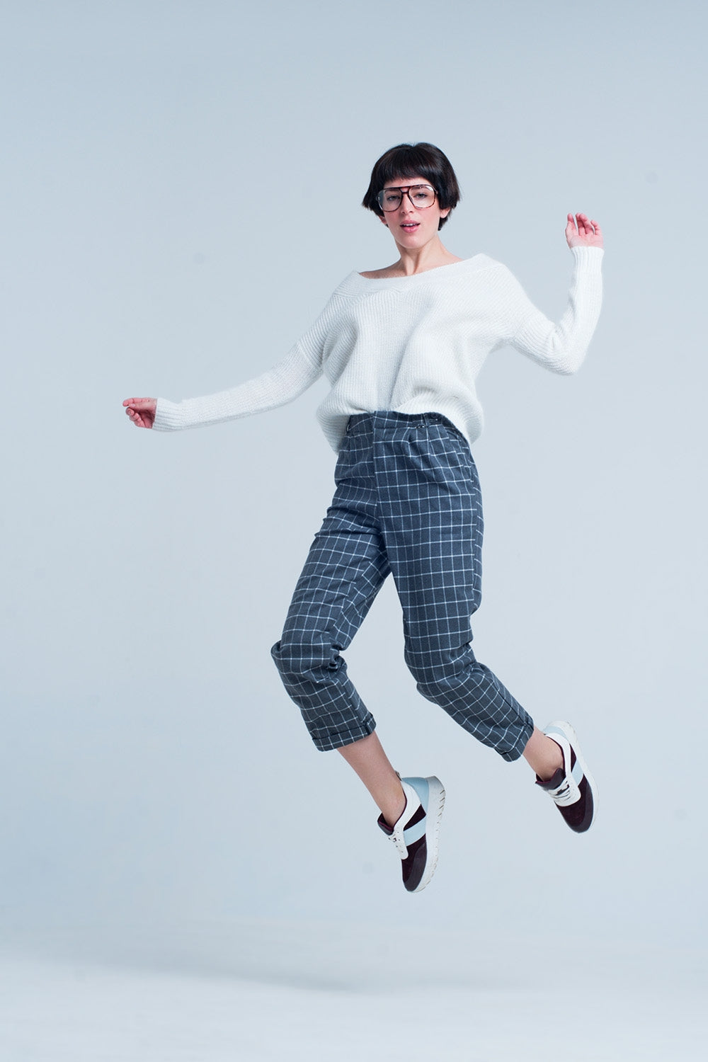 Pantalon gris à carreaux blanc