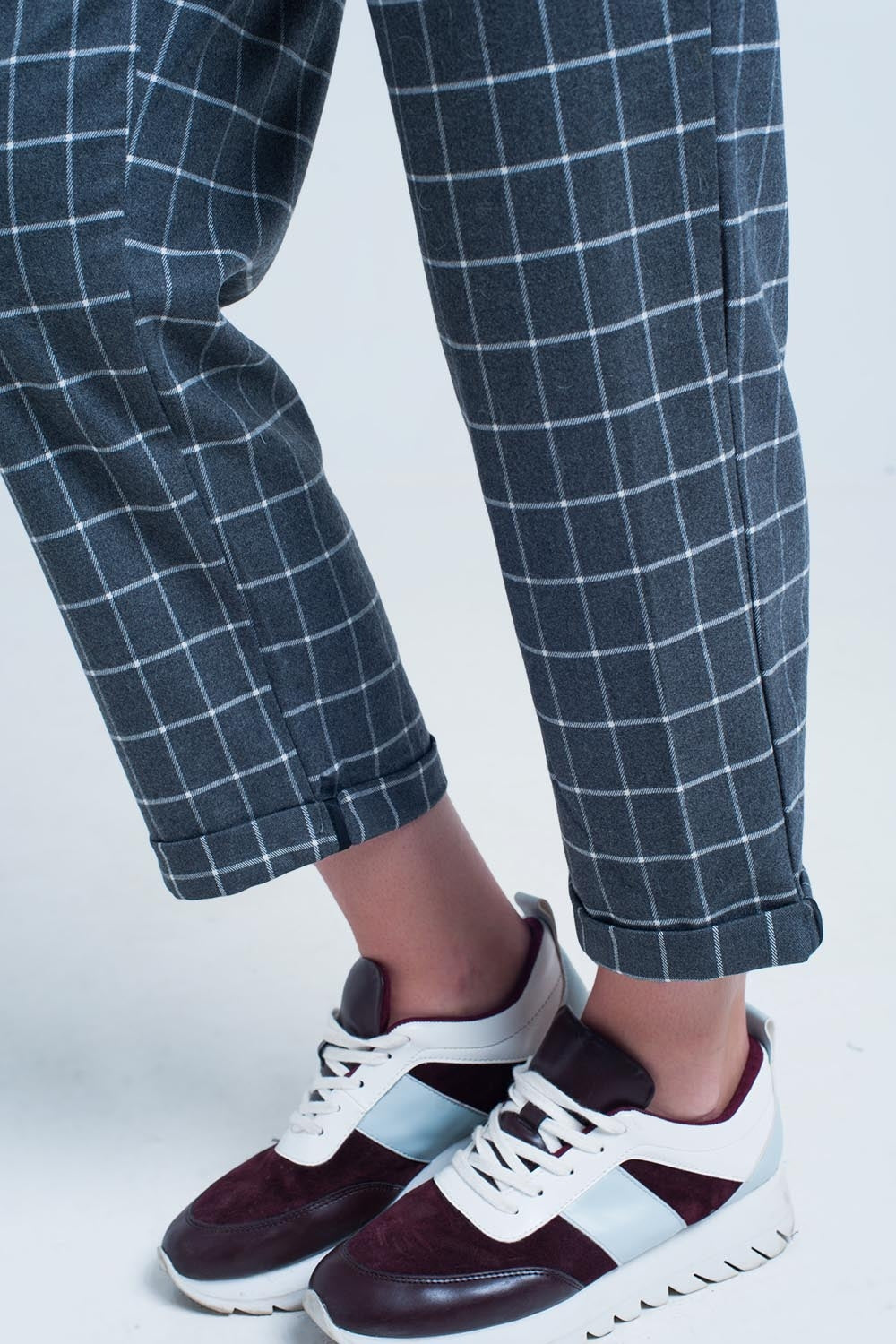 Pantalon gris à carreaux blanc