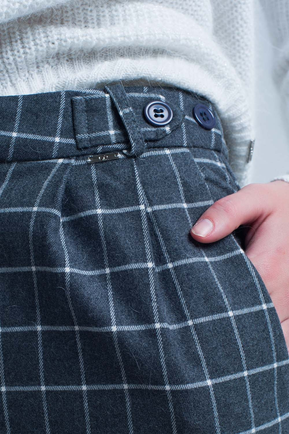 Pantalon gris à carreaux blanc