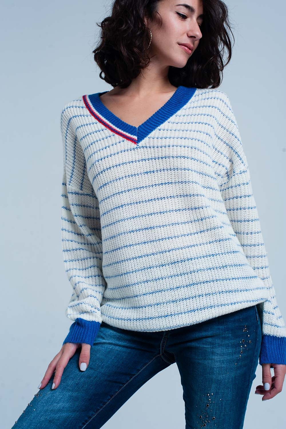 Pull rayé bleu avec encolure en V