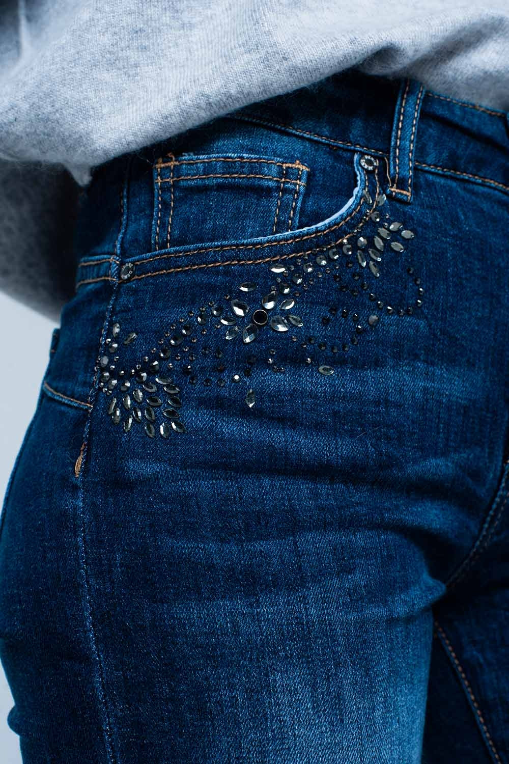 Jean taille haute délavé foncé avec détails en strass