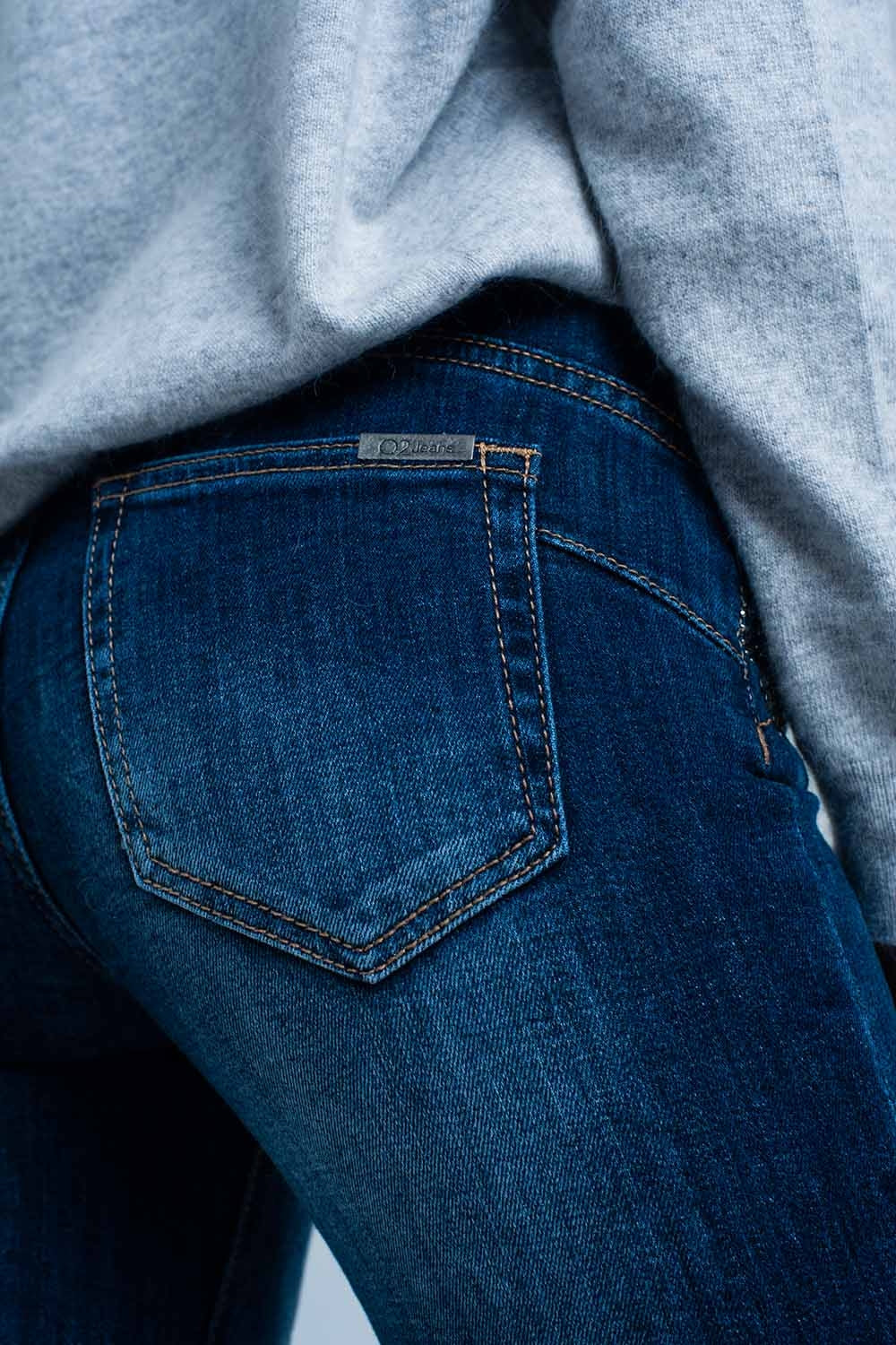 Jean taille haute délavé foncé avec détails en strass