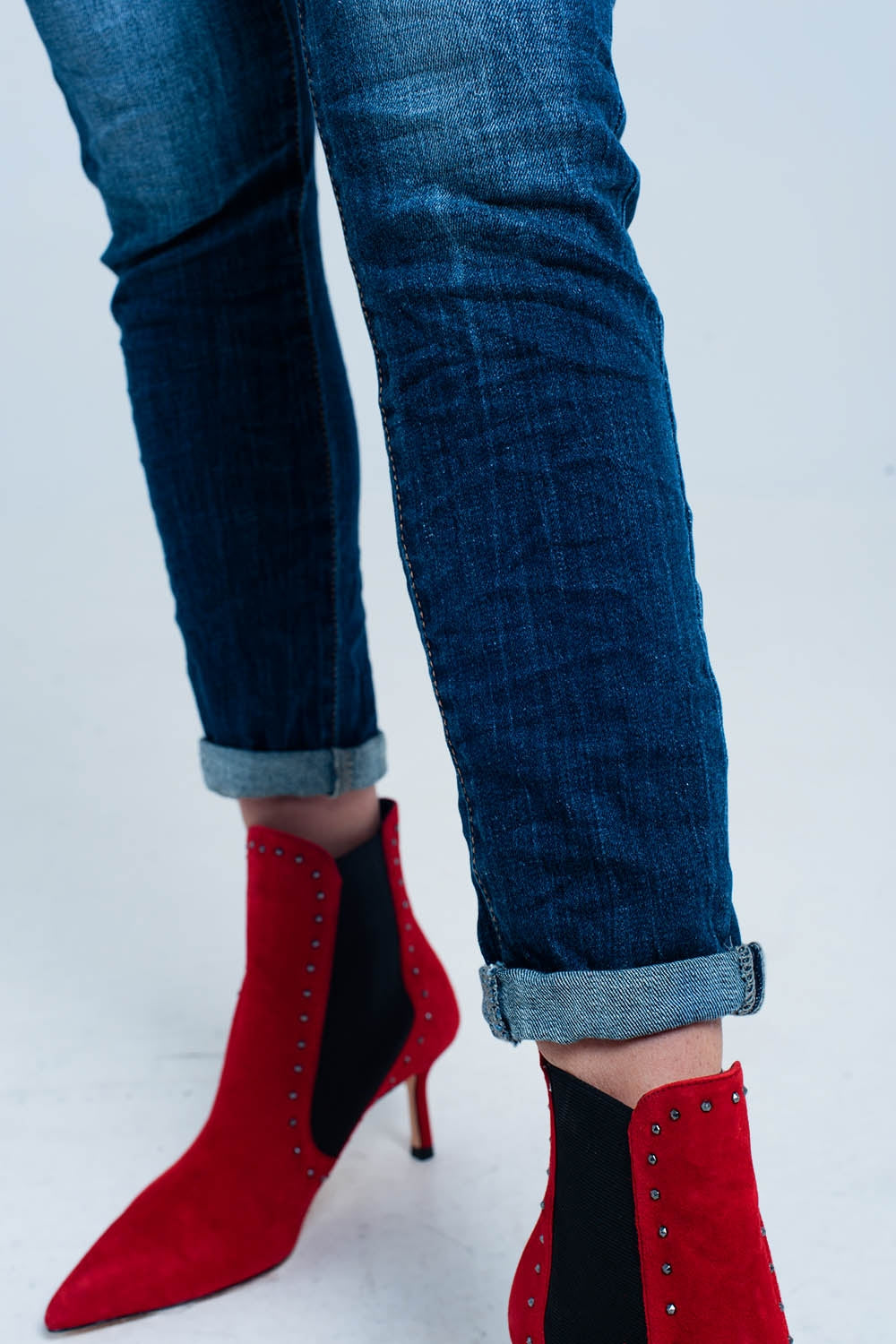 Jean taille haute délavé foncé avec détails en strass