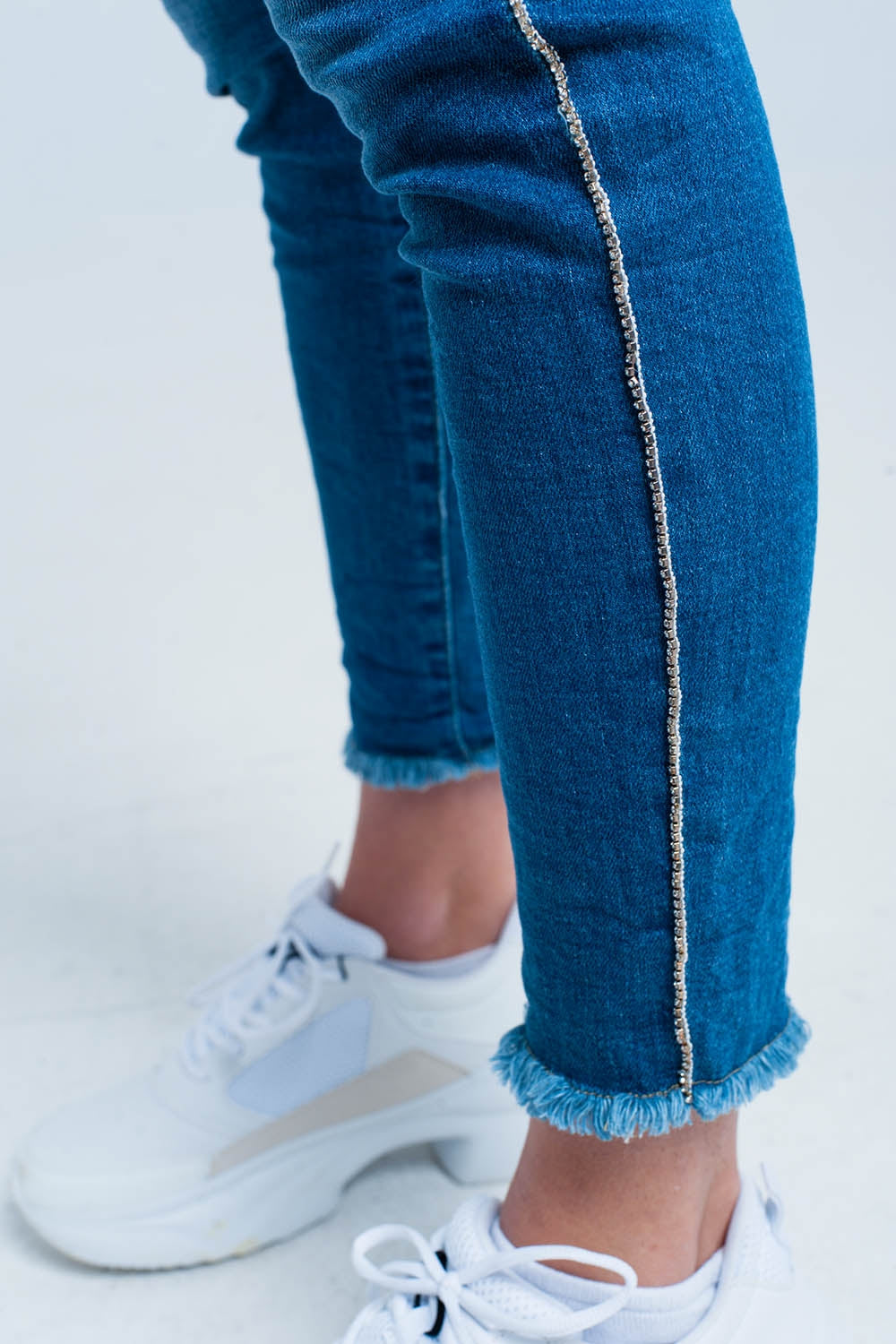Jean skinny à franges avec bande latérale en strass