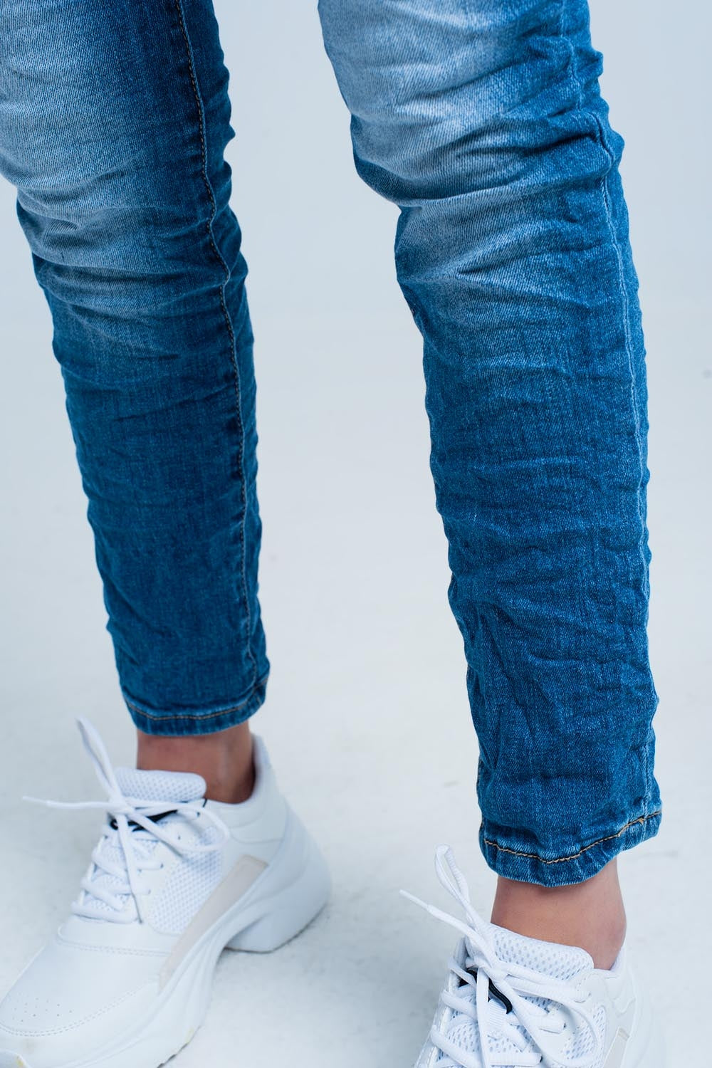 Jean skinny froissé délavé