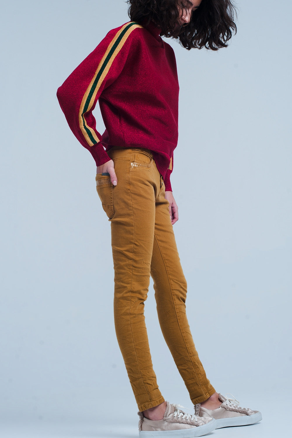 Pantalon moutarde avec boutons et paillettes