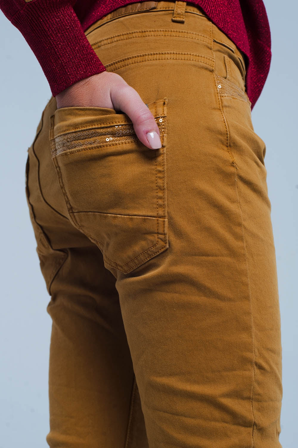 Pantalon moutarde avec boutons et paillettes