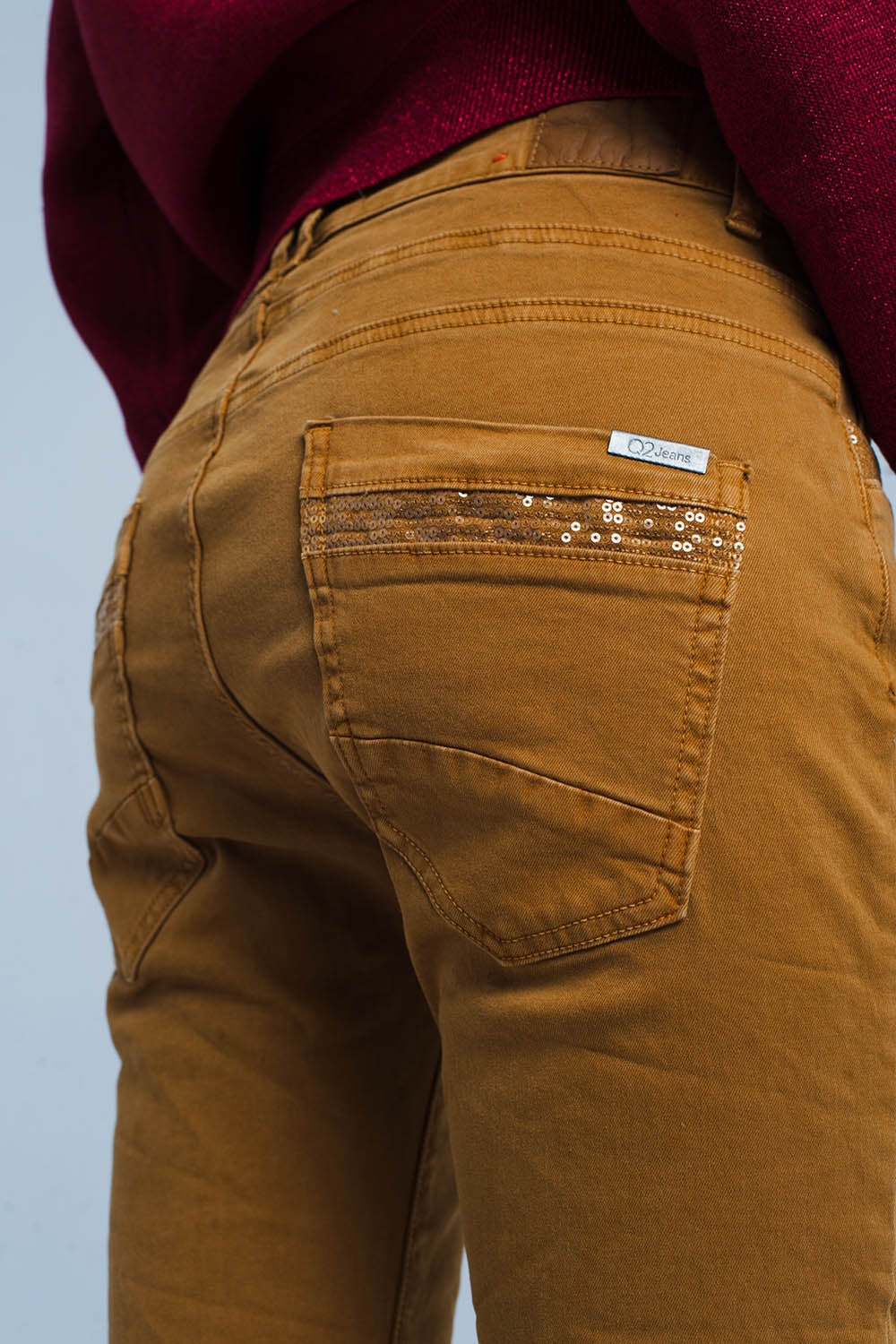 Pantalon moutarde avec boutons et paillettes