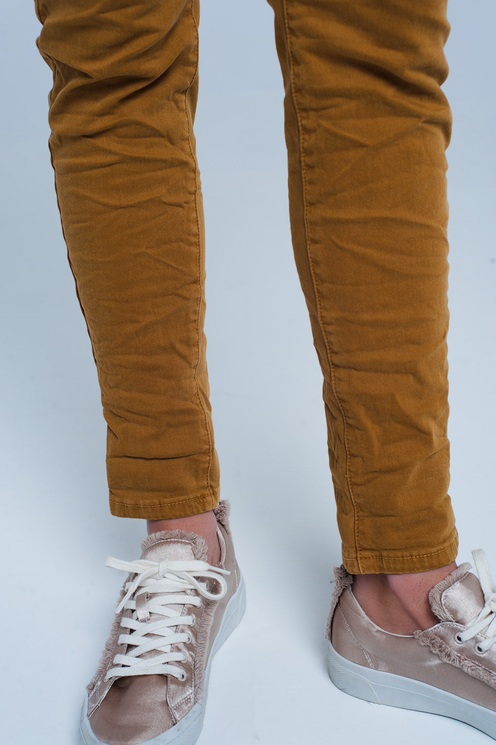 Pantalon moutarde avec boutons et paillettes
