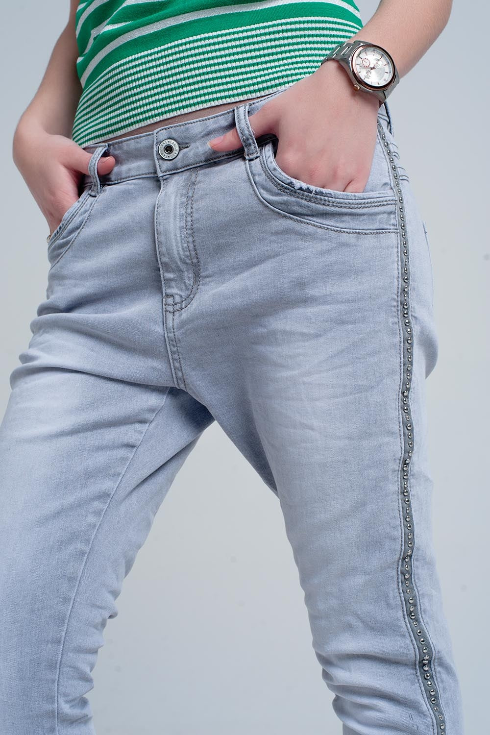 jeans gris avec détail métallique