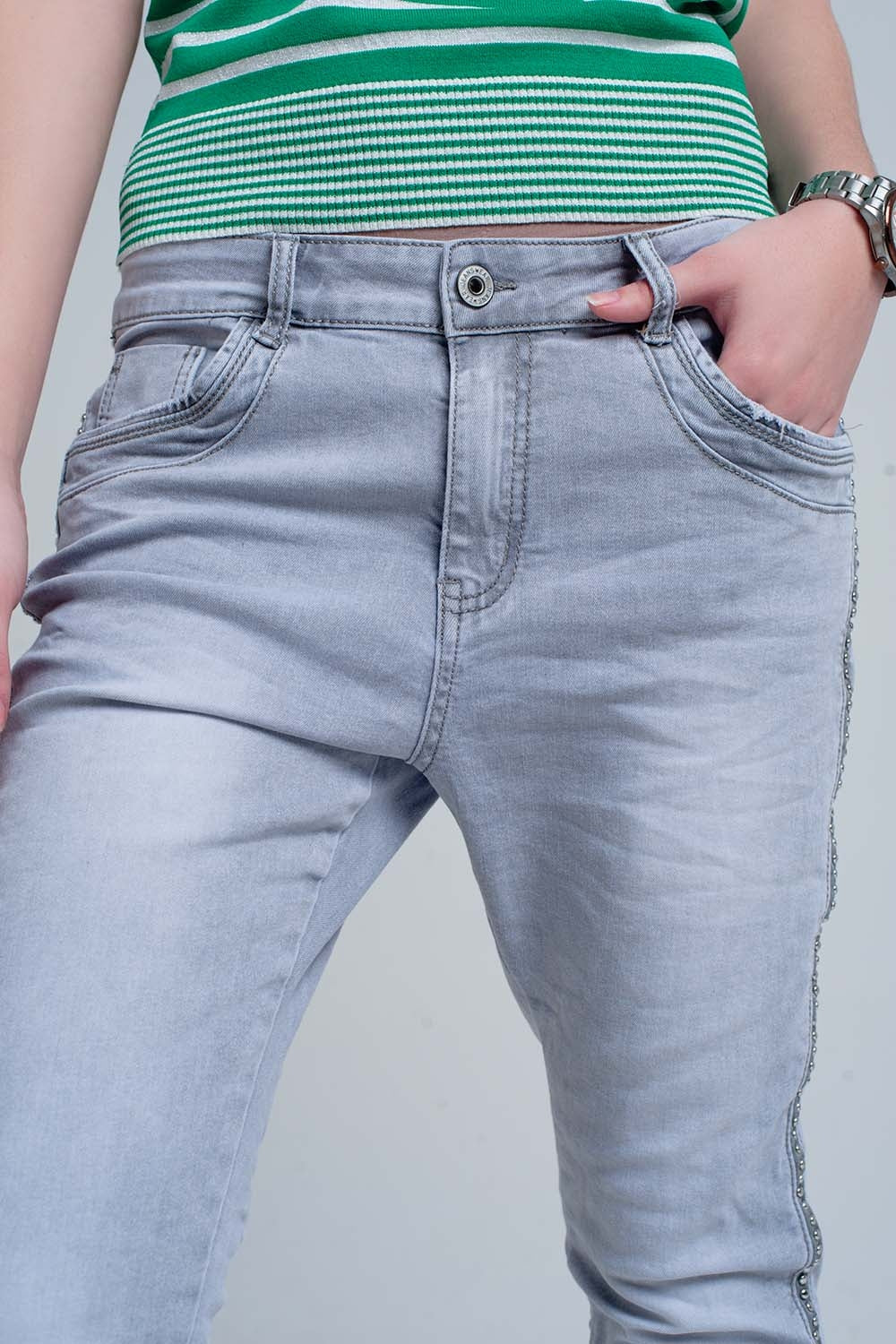 jeans gris avec détail métallique