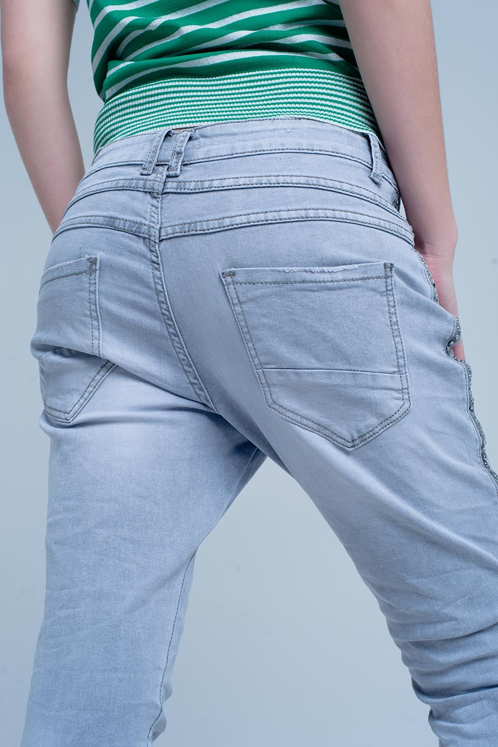 jeans gris avec détail métallique